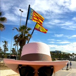 Such classy pink HAT 💝